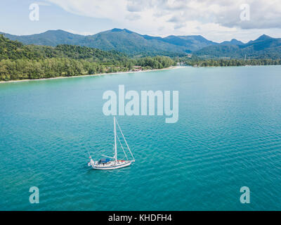 Barca a vela nei pressi di Koh Chang island in Thailandia, antenna bella spiaggia Paradiso panorama da fuco Foto Stock