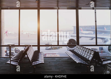 Aeroporto di arredamento moderno con grandi finestre Foto Stock