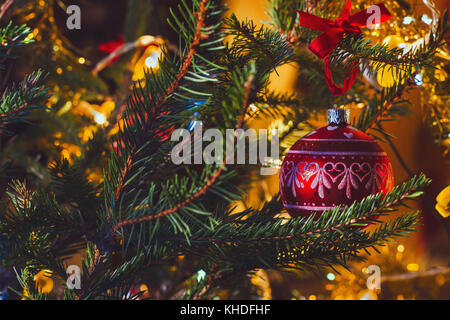Close up di albero di natale decorazione rossa sfera, sullo sfondo di Natale Foto Stock