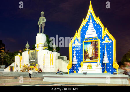 Statua di Re Rama V e tributo al Re Bhumibol Adulyadej, Bangkok, Thailandia Foto Stock