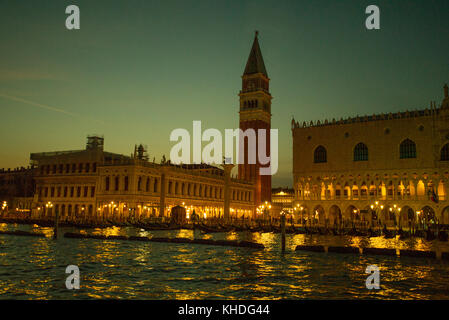 Piazza San Marco e Campanile di San Marco visto dal Canal Grande di Venezia, Italia Foto Stock