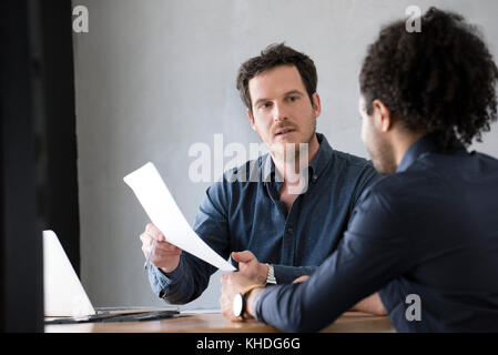 Gli uomini a discutere di documento Foto Stock