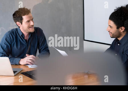 Gli uomini in chat in ufficio Foto Stock