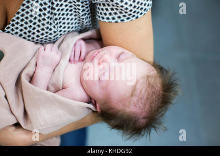 Madre azienda new born baby Foto Stock