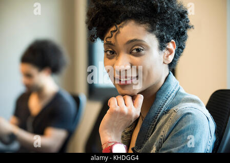 Giovane donna che lavorano in ufficio Foto Stock