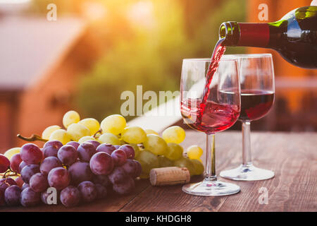 Vino rosso versando al vetro Foto Stock