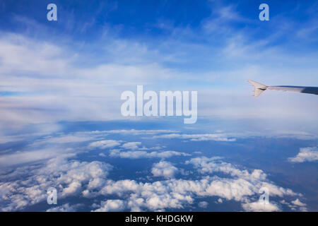 Bel cielo azzurro vista dalla finestra del velivolo, nuvole e ala piano Foto Stock
