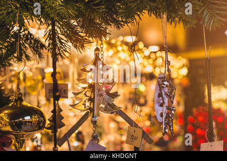 Decorazione di natale giocattolo per la vendita sul mercato di notte a città europea, close up Foto Stock