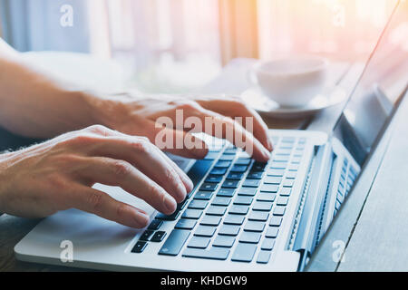 Close up delle mani della persona d'affari lavorando sul computer, l'uomo utilizza internet e i social media Foto Stock