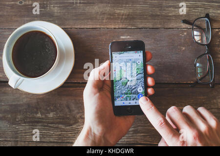 ANZERE, Svizzera - 22 settembre 2017: Persona tramite applicazione Google Maps per la navigazione online su schermo di smartphone iPhone Foto Stock