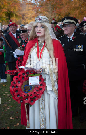 War Memorial Park, Coventry, Regno Unito. 12 novembre 2017. Nella foto: un bene wisher vestita come Lady Godiva assiste il servizio presso la War Memorial. / Hundr Foto Stock