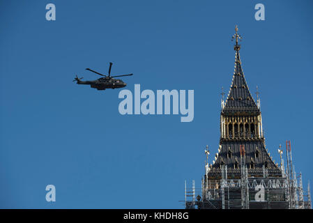 La piazza del Parlamento, Londra, Regno Unito. Il 6 novembre 2017. Un elicottero militare vola passato il Big Ben a Londra. Foto Stock