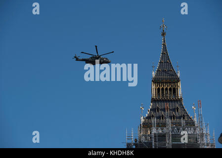 La piazza del Parlamento, Londra, Regno Unito. Il 6 novembre 2017. Un elicottero militare vola passato il Big Ben a Londra. Foto Stock