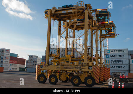 Auckland, Nuova Zelanda - 17 aprile 2012: tre noell straddle carrier e la pila di contenitori ad Auckland porta a mare. Foto Stock