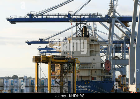 Auckland, Nuova Zelanda - 17 aprile 2012: Nave, gru gommate e la pila di contenitori ad Auckland porta a mare. Foto Stock