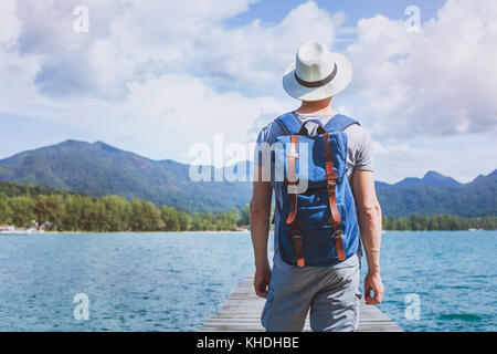 Wanderlust travel, giovane turista viaggiatore con zaino pronto per l'estate spiaggia outdoor adventure Foto Stock