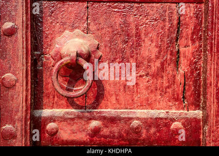 Vecchio masaneta su vintage porta rossa in India Foto Stock