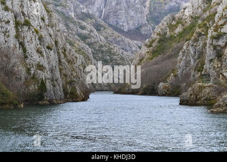 Bellissimo canyon chiamato matka e fiume vicino a Skopje come attrazione turistica Foto Stock