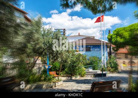 Monumento Atatürk nel giardino della scuola elementare turca Foto Stock