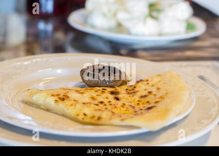 In stile georgiano tradizionale piatto khachapuri - panino farcito con formaggio di fusione Foto Stock