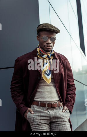 Elegante uomo con le mani nelle tasche Foto Stock