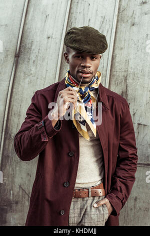 Elegante African American Uomo con occhiali da sole Foto Stock