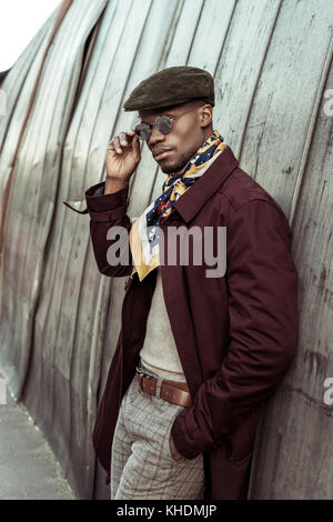 Elegante African American uomo in occhiali da sole Foto Stock