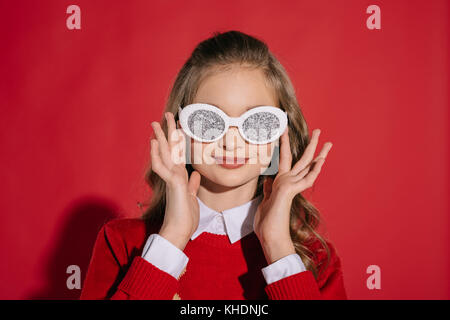 Ragazza adolescente in bicchieri scintillanti Foto Stock