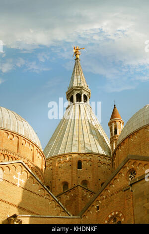 Dettagli esterni di basilica chiesa di sant'Antonio di Padova, Italia Foto Stock