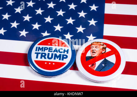 London, Regno Unito - 15 novembre 2017: anti-badge tump su una bandiera americana sfondo, il 15 novembre 2017. Foto Stock