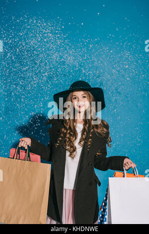 Elegante ragazza con borse per lo shopping Foto Stock