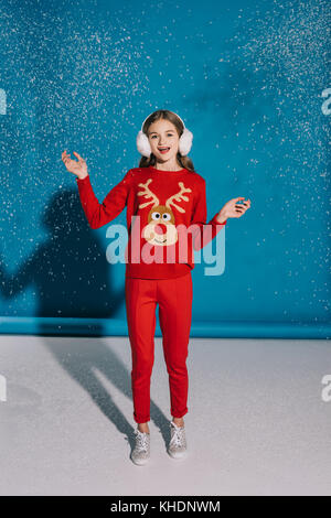 Ragazza adolescente in abito invernale Foto Stock