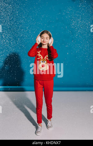 Ragazza adolescente in abito invernale Foto Stock