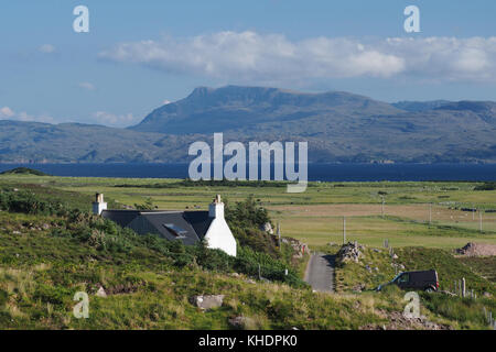 Vista dalla strada al punto rosso verso le montagne vicino al Diabaig, Scozia Foto Stock