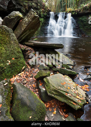 Goitstock cascata in autunno Goitstock Cullingworth legno West Yorkshire Inghilterra Foto Stock