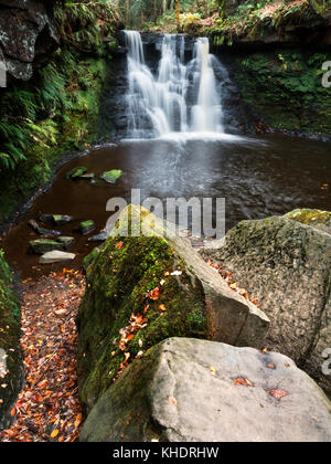 Goitstock cascata in autunno Goitstock Cullingworth legno West Yorkshire Inghilterra Foto Stock