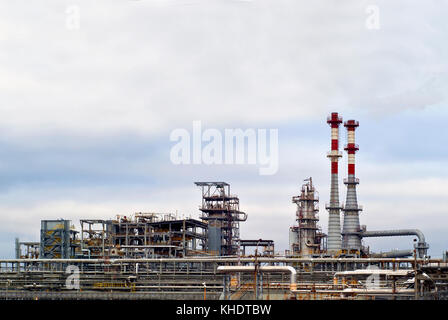 Vista generale di un prodotto chimico o una raffineria di petrolio con una moltitudine di oleodotti, fabbrica di tubi e colonne di distillazione sotto un cielo nuvoloso Foto Stock