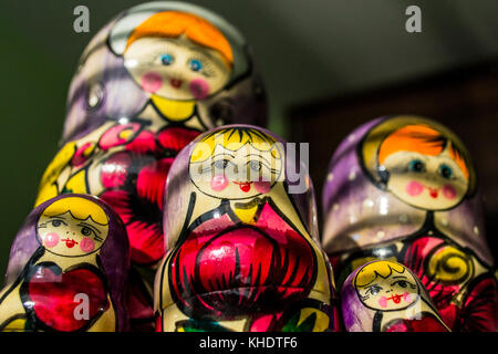 Un piccolo gruppo di cinque bambole matryoshka sotto la luce diretta del sole, vicino alla finestra Foto Stock