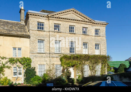 Cotswold case di pietra in Cecily Hill nel Cotswold città mercato di Cirencester, Gloucestershire, Regno Unito Foto Stock