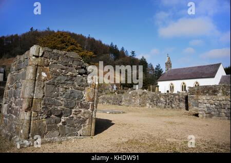 Talyllychau, Talley Abbey resti al fianco di St Michaels chiesa costruita dalla pietra dell'abbazia in rovina nel XVIII secolo, Wales, Regno Unito. Foto Stock