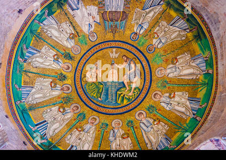 Mosaici di battesimo di Cristo con Giovanni Battista e apostoli, Battistero ariano, 500 d.c., Ravenna, Italia Foto Stock