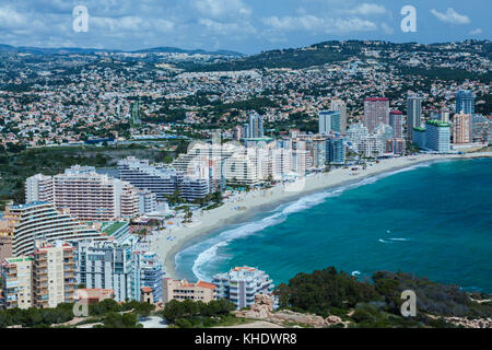 Vista su Calpe presi da Penon de Ifach, Costa Blanca, Spagna Foto Stock