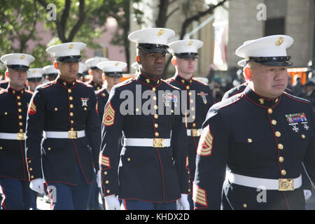 I membri dei Marines degli Stati Uniti marciano su 5th Avenue nella Veterans Day Parade a New York City. Foto Stock