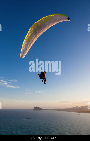 Parapendio a Morro de Toix vicino a Calpe, Alicante, Costa Blanca, Spagna Foto Stock