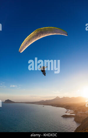 Parapendio a Morro de Toix vicino a Calpe, Alicante, Costa Blanca, Spagna Foto Stock