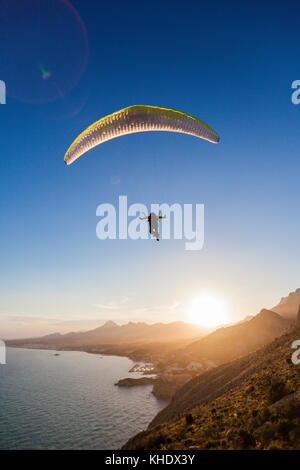 Parapendio a Morro de Toix vicino a Calpe, Alicante, Costa Blanca, Spagna Foto Stock