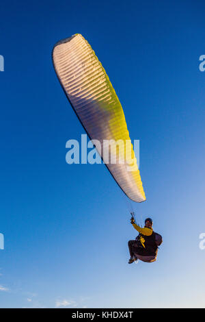 Parapendio a Morro de Toix vicino a Calpe, Alicante, Costa Blanca, Spagna Foto Stock