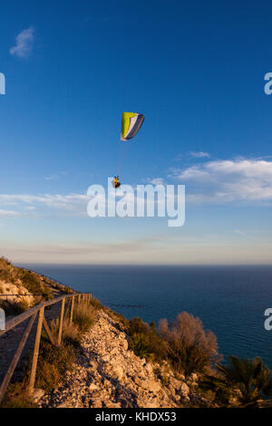 Parapendio a Morro de Toix vicino a Calpe, Alicante, Costa Blanca, Spagna Foto Stock