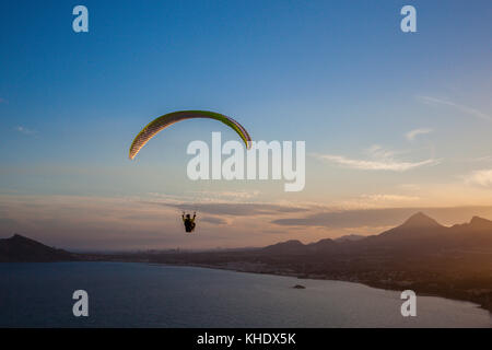 Parapendio a Morro de Toix vicino a Calpe, Alicante, Costa Blanca, Spagna Foto Stock