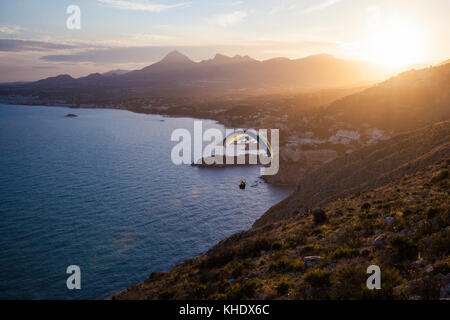 Parapendio a Morro de Toix vicino a Calpe, Alicante, Costa Blanca, Spagna Foto Stock